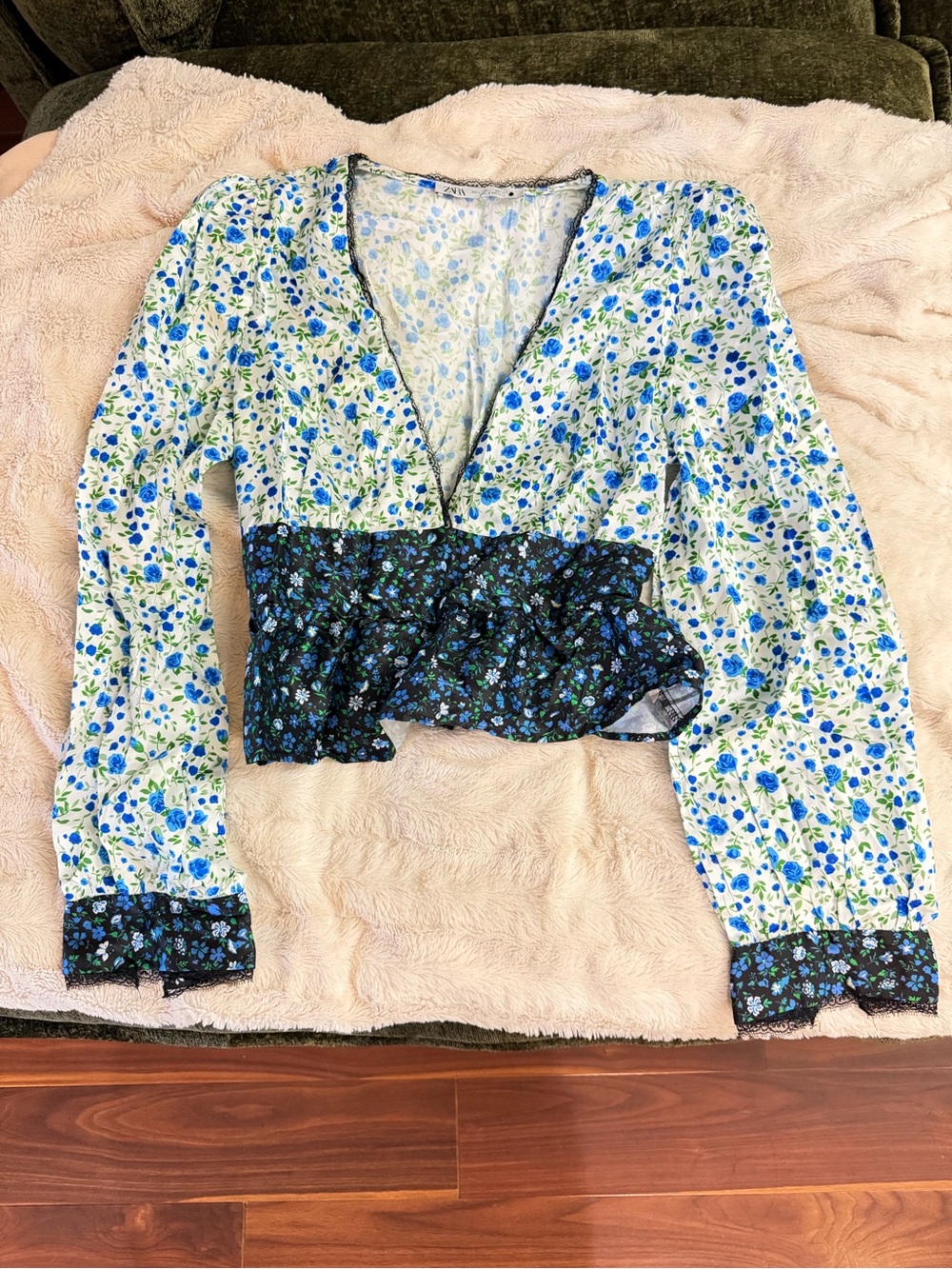 Zara White Floral Lace-Trim V-Neck Top with Blue Roses L